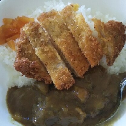 残り物のカレーでは物足りなくて薄切り肉があったのでカツカレー風に。サクサクで薄くて食べやすいのもいいですね。節約にもなって助かりました～(*^-^)